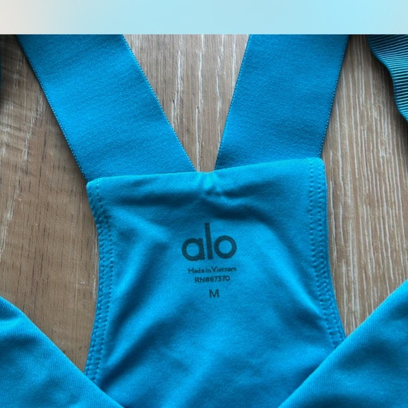 ALO Yoga Teal Sports Bra and Leggings Set - Picture 4 of 6